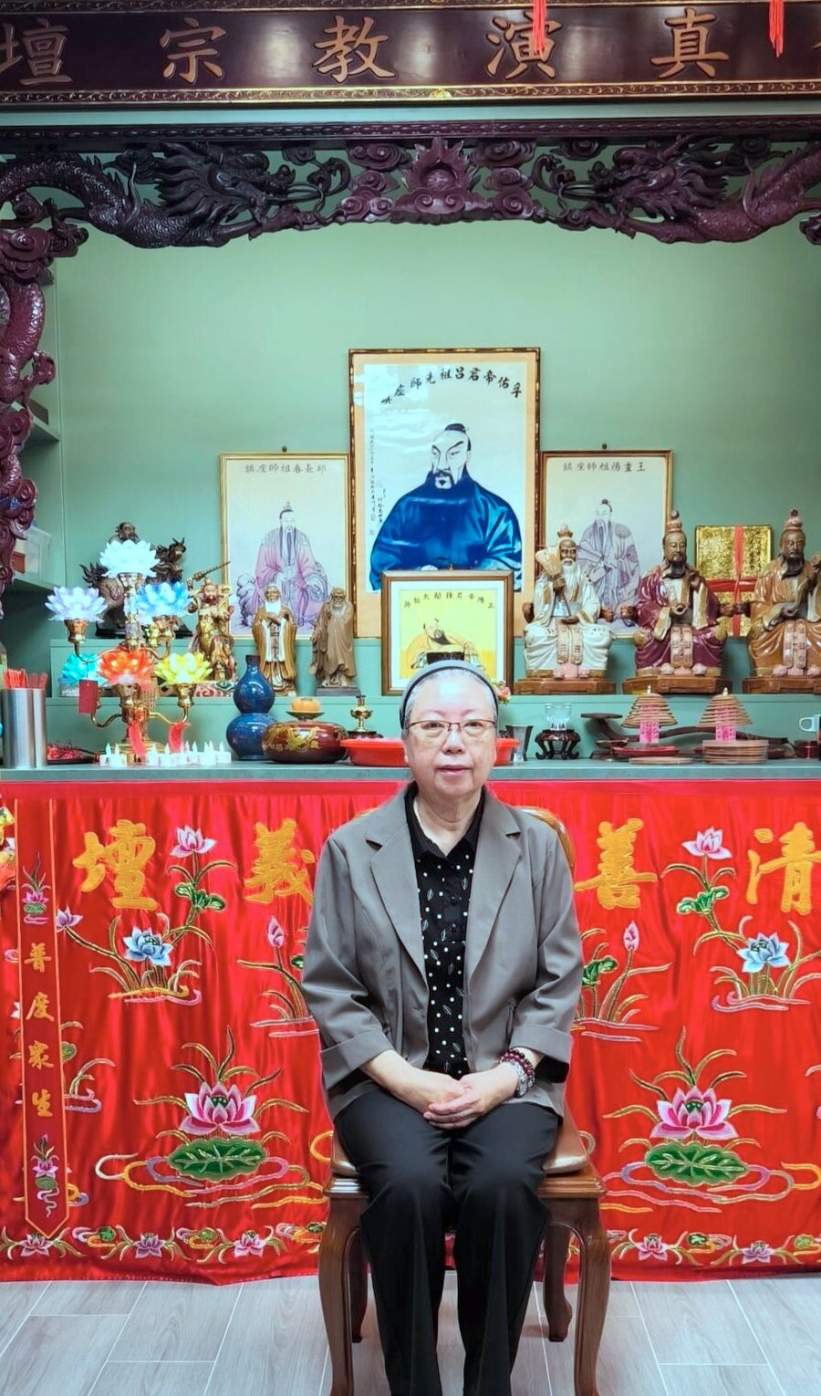 本壇主持葉崇意道長，攝於呂祖神壇前