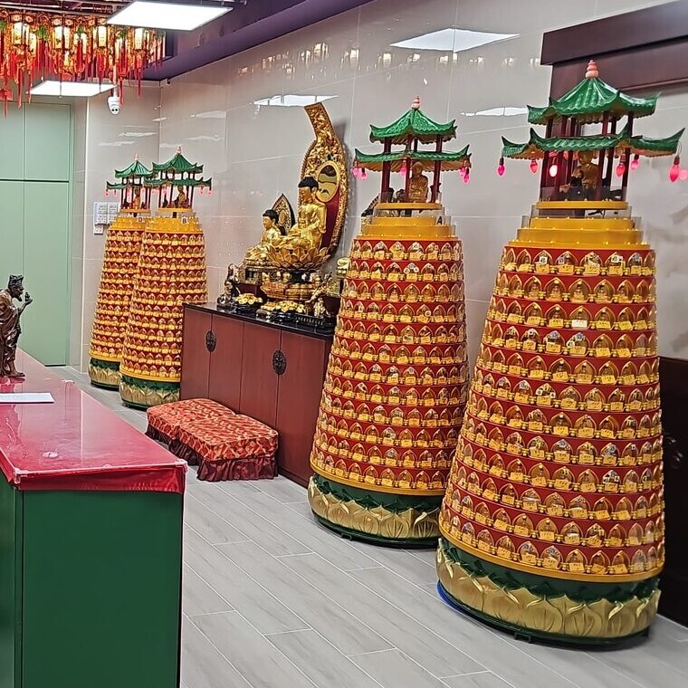清善佛殿 · 三寶佛聖像與四座佛燈寶塔